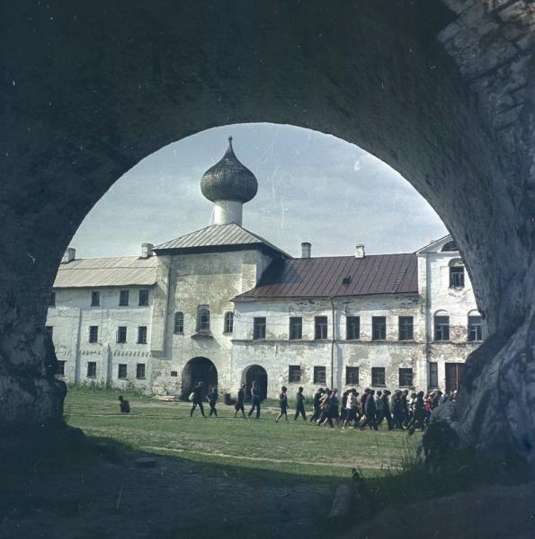 Вид на здание Соловецкого монастыря из арки, 1967 год, Архангельская обл., Соловецкий о.. Из серии «Студенческий отряд МГУ на Соловках».