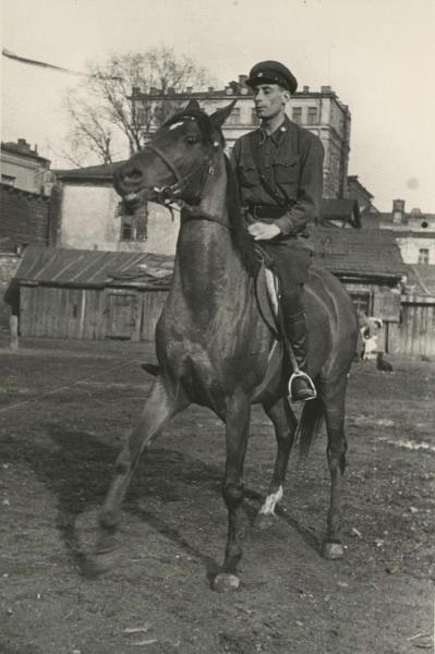 Наездник Александр Георгиевич Таманов, 1938 год, г. Москва. Конно-спортивная база.