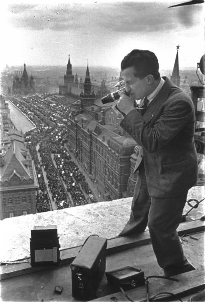 Марк Марков-Гринберг снимает демонстрацию на Красной площади с крыши гостиницы «Москвы», 1 мая 1940, г. Москва. Выставки «Фотографы», «Остались за кадром» с этой фотографией.