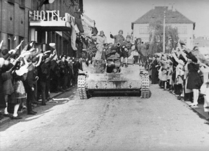 Советских солдат встречают жители города Табор, май 1945, Чехословакия, г. Табор