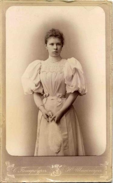 Портрет девушки с веером, 1910-е, г. Санкт-Петербург. Альбуминовая печать.С 1914 года - Петроград.