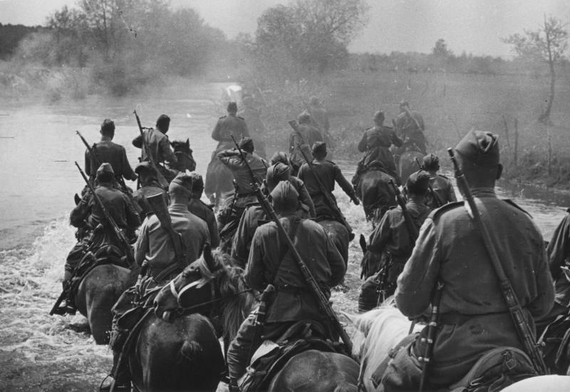 Переправа кавалерии, 1944 год. Видео «Борис Игнатович» с этим снимком.&nbsp;