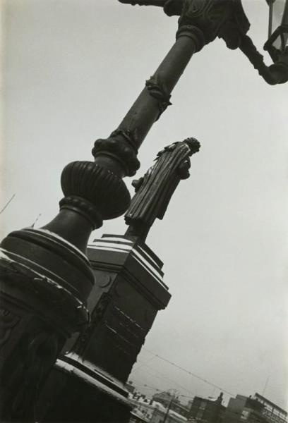 Памятник Александру Пушкину, 1932 год, г. Москва. Памятник установлен в 1880 году в начале Тверского бульвара на Страстной площади (ныне Пушкинская). В 1950 году его переместили на противоположную сторону площади, где и находится до сих пор. Скульптор Александр Опекушин.