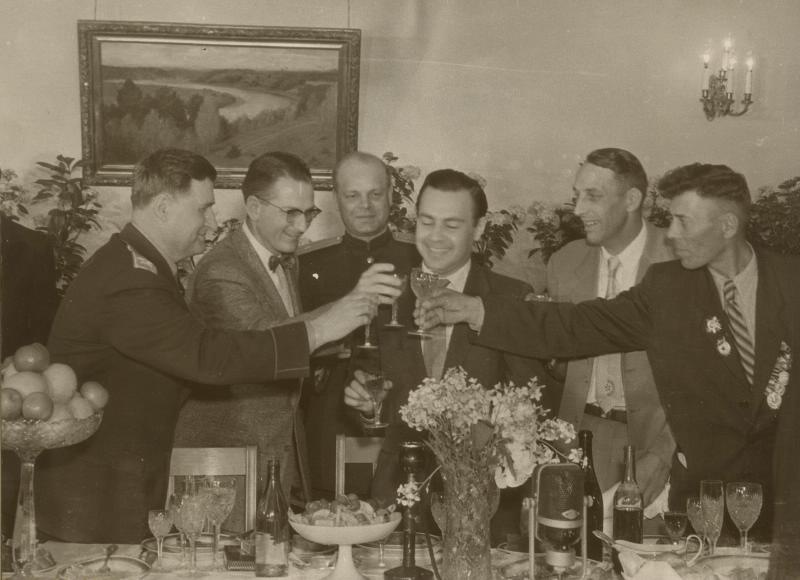 Участники встречи на Эльбе, 12 мая 1955, г. Москва. Видеовыставка «Встреча на Эльбе» с этой фотографией.