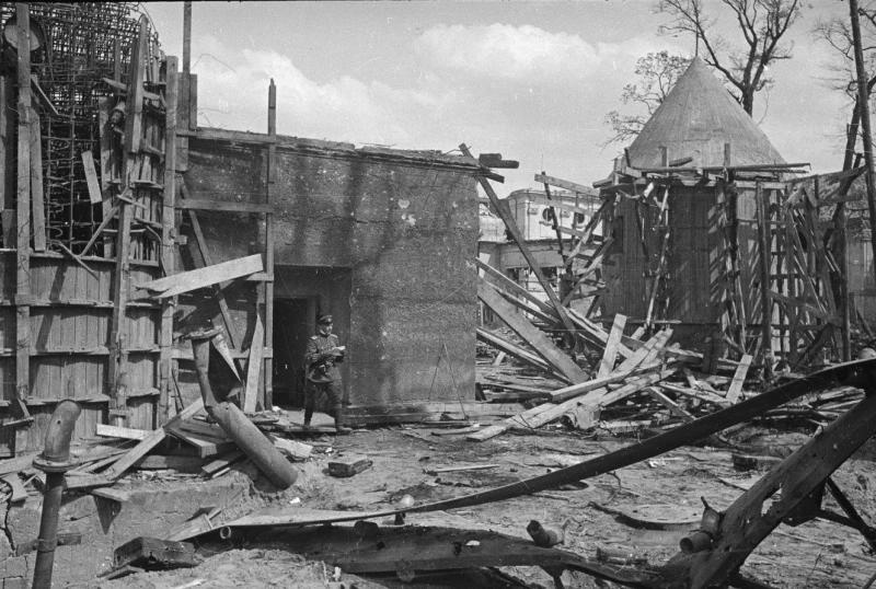Немецкие бетонные укрепления. Вход в бункер, 1945 год, Германия, г. Берлин. Предположительно, фронтовой кинооператор Роман Кармен.
