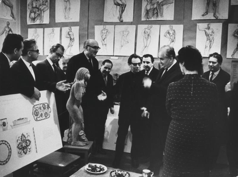 На выставке, январь 1969, г. Москва. Из серии «МВХПУ, бывшее Строгановское училище».