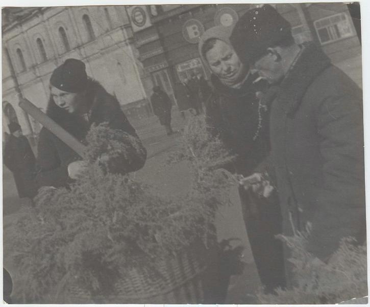 Торговля мимозой на улице, 1930-е