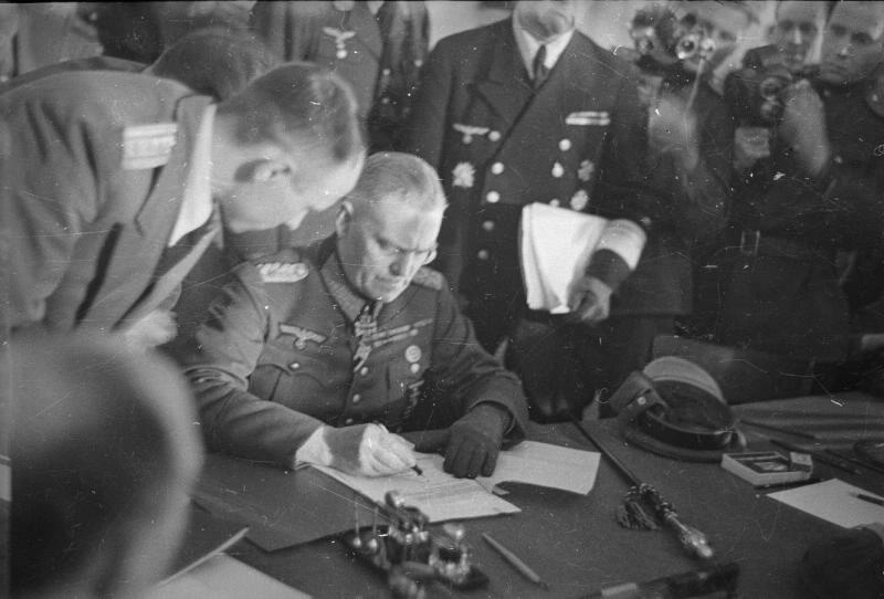 Генерал-фельдмаршал Германии Вильгельм Кейтель подписывает акт о капитуляции, 1945 год, Германия, г. Берлин, Карлсхорст. Видео «Георгий Петрусов» с этой фотографией.
