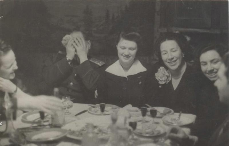 За праздничным столом, 1950-е. Выставка «Правила хорошего тона» с этой фотографией.