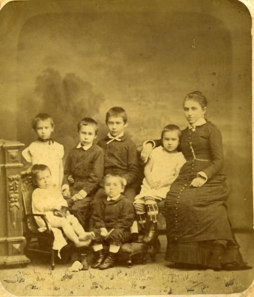 Женщина с детьми, 1870-е, г. Москва. Альбуминовая печать.