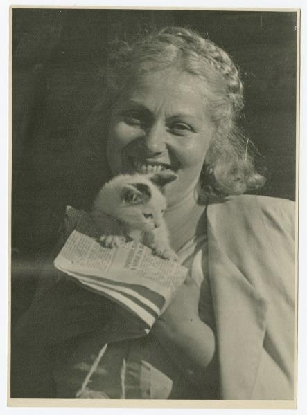Женщина с котенком, 1940-е. Портрет жены фотографа Любови Островской.Выставка «Без кота и жизнь не та» с этой фотографией.&nbsp;