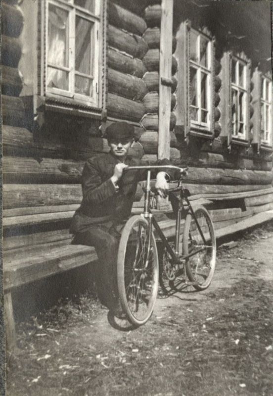 Мужчина с велосипедом, 1910 год, Владимирская губ., г. Муром. Из альбома семьи Деевых.