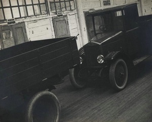 Готовые грузовики, 1929 год, г. Москва. Из серии «Завод АМО» (т.е. «Автомобильного московского общества», ныне АМО ЗИЛ).Выставка «ЗИЛ: осталась только легенда» с этой фотографией.&nbsp;