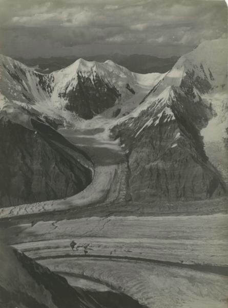 Центральный Тянь-Шань, 1931 год. Вид со склона пика Хан-Тенгри.Выставка «Горы, "ФЭД", Шиманский» с этой фотографией.