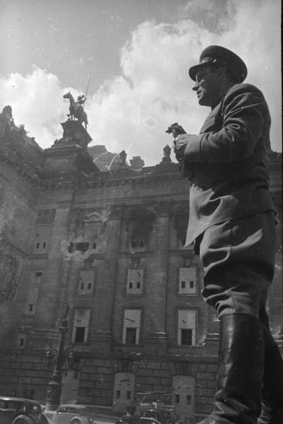Георгий Петрусов на фоне Рейхстага, 1945 год, Германия, г. Берлин. Видео «Георгий Петрусов» с этой фотографией.