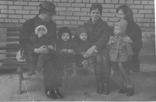 У дома молодоженов, 1960-е, Вологодская обл., Череповецкий р-н, г. Череповец