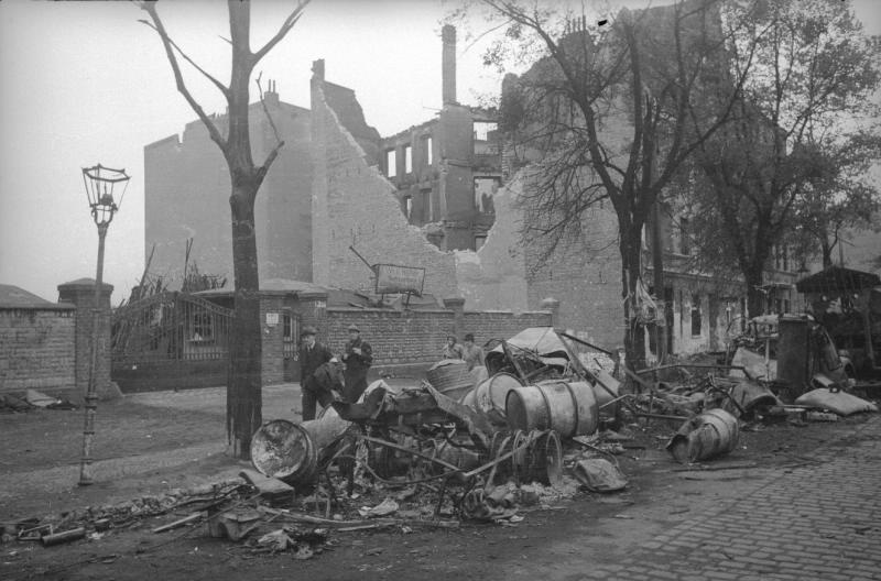 Берлин в первые мирные дни, 1945 год, Германия, г. Берлин