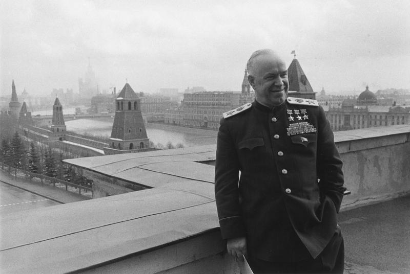 Маршал Георгий Жуков на балконе Кремлевского дворца, 1954 - 1955, г. Москва. Выставка «Балконная жизнь» с этой фотографией.