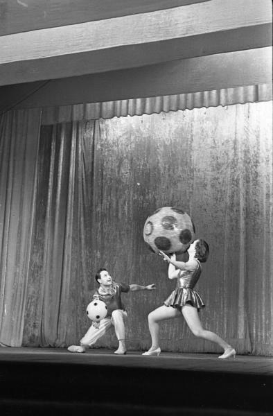 Цирк на сцене. Выступление жонглеров с мячами, 1960 - 1962
