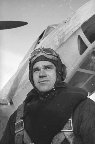 Портрет летчика на фоне самолета-бомбардировщика Пе-2, 1941 - 1945, СССР