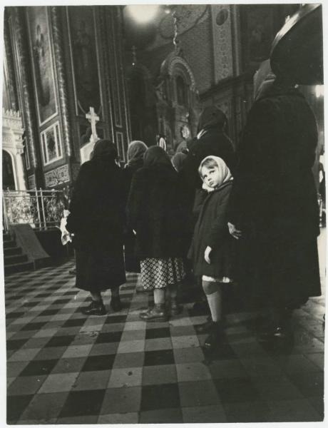 В храме, 1980-е. Выставка «В храме» с этой фотографией.
