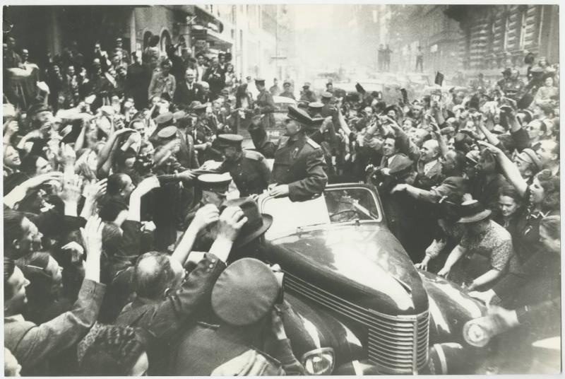 Жители Праги приветствуют маршала Ивана Конева, май 1945, г. Прага