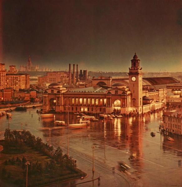 Киевский вокзал. После дождя, 1950-е, г. Москва. Выставка «Киевский вокзал» с этой фотографией.