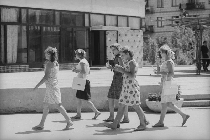 Девушки на улице, 1967 год, Волгоградская обл., г. Волжский. Выставка «Мода в СССР: летние платья 1950–1970-х» с этим снимком.