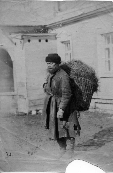 Крестьянин с корзиной, 1910 - 1915. Выставка «Освобожденные крестьяне» с этой фотографией.