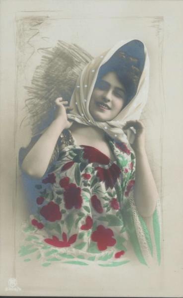 Женщина в платке, 1910-е. Выставка «В красной фуражке» с этой фотографией.