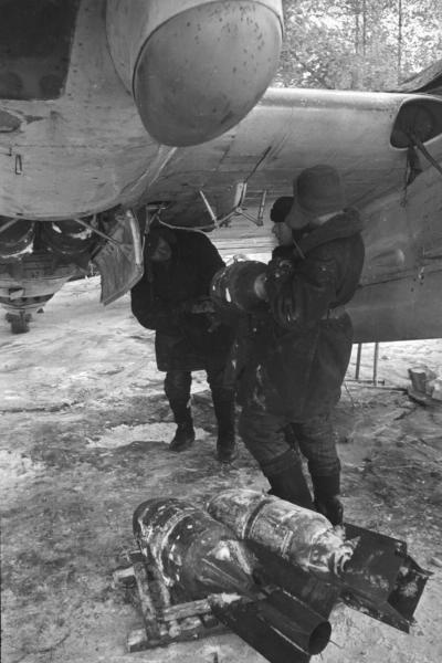 Военные, подвешивающие к самолету-бомбардировщику Пе-2 бомбы, 1941 - 1945, СССР