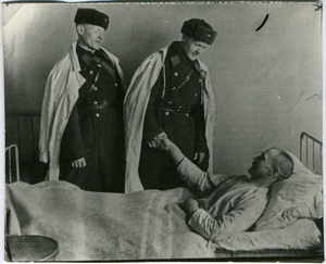 Эвакогоспиталь № 2386. Сыновья пришли навестить отца, 1942 год. Выставки&nbsp;«Сыновья» и «Военные фотографии Елизаветы Микулиной» с этим снимком.