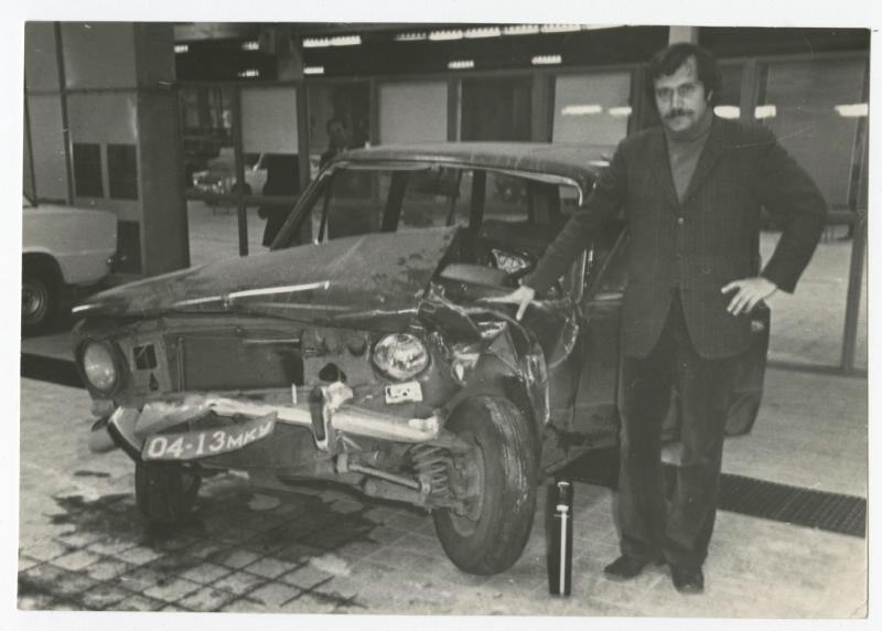 Писатель Василий Аксенов у разбитого автомобиля «Жигули», 1970-е. Видео «Василий Аксенов» с этой фотографией.
