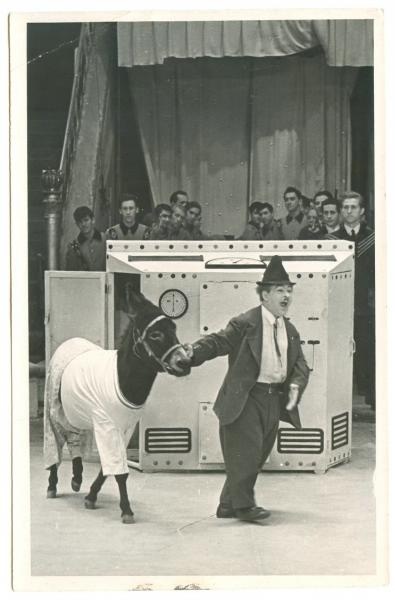 Клоун Карандаш, 1960-е. Народный артист РСФСР Михаил Николаевич Румянцев выступает на манеже в одной из своих реприз.