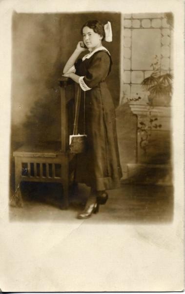Портрет молодой женщины, 1920-е. На обороте дарственная надпись: «От Р. Перельмонт».