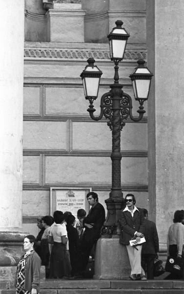 У Большого театра, сентябрь 1977, г. Москва. Выставка «Театралы» с этой фотографией.