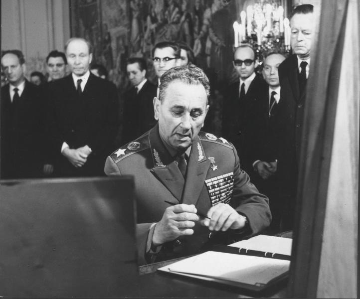 Министр обороны СССР Андрей Гречко вносит запись в книгу соболезнований по поводу кончины генерала де Голля, 12 ноября 1970, г. Москва