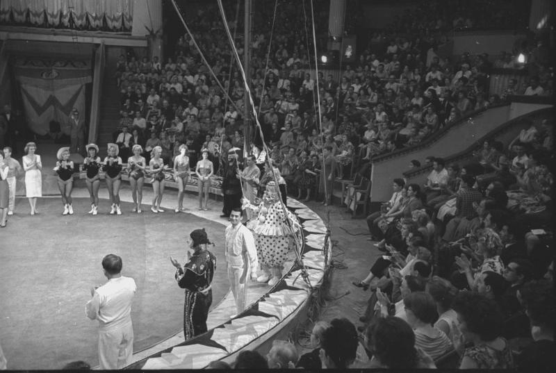 Артисты на арене цирка. Парад-алле, 1950-е, г. Москва