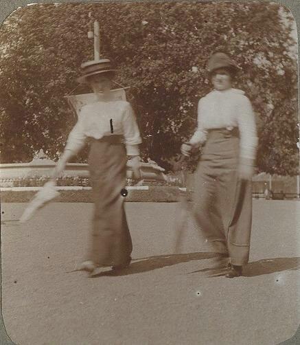 Две женщины на прогулке, 1910-е