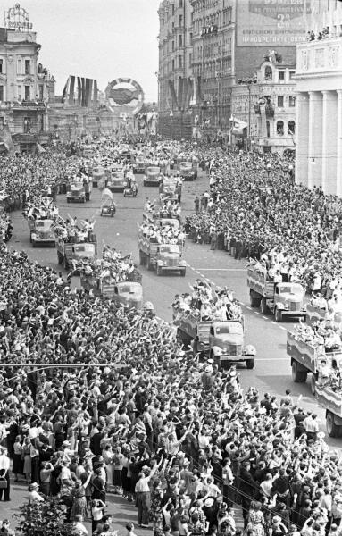VI Всемирный фестиваль молодежи и студентов. Торжественное шествие, 28 июля 1957 - 11 августа 1957, г. Москва