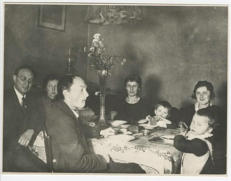 Без названия, 1927 - 1929. Слева Николай Пунин, Анна Ахматова за столом в центре.