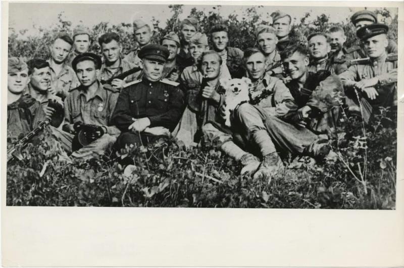 Бойцы со своим командиром, 1942 - 1945