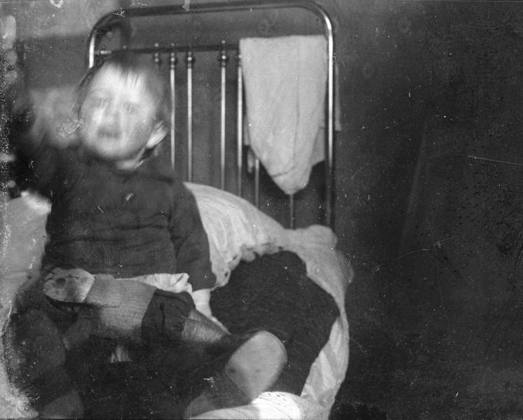 Плачущий ребенок на кровати, 1928 год. Из архива семьи Раутенштейнов.