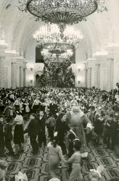 На новогодней елке в Георгиевском зале Большого Кремлевского дворца, 1950-е, г. Москва