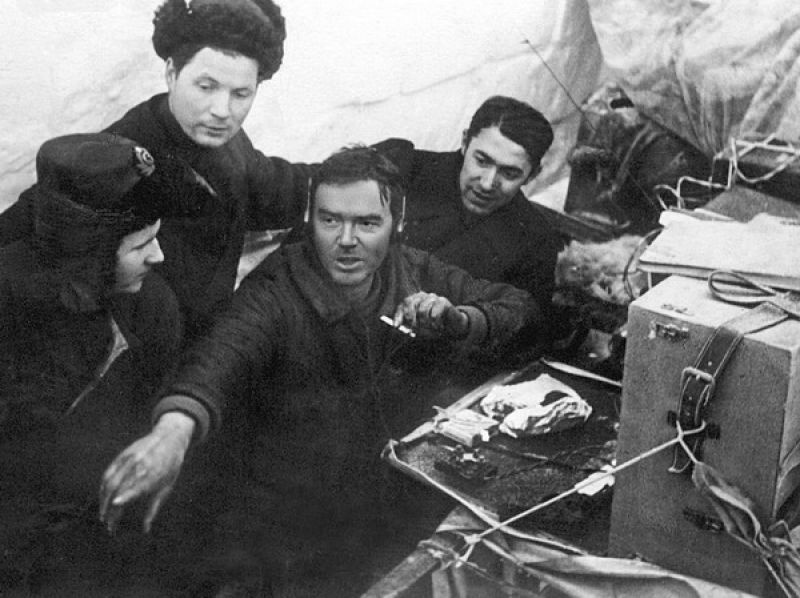 Радист Эрнст Кренкель с радистами л/п «Таймыр» и «Мурман» около радиостанции «Дрейф» перед эвакуацией, 1938 год. Видео «Гениальный радист и "дедушка советского радиолюбительства" Эрнст Кренкель» с этой фотографией.