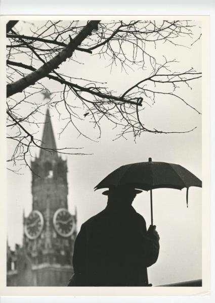 Под зонтом, 1970-е, г. Москва. Выставка «Главные часы государства»&nbsp;и видео «Анастас Микоян: 27-й бакинский комиссар, главный снабженец и рекордсмен» с этой фотографией.