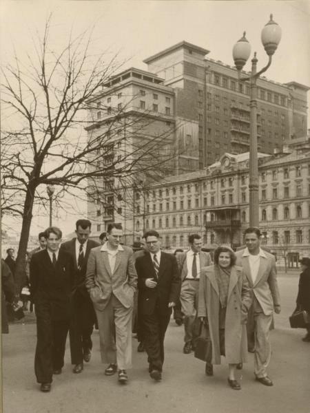 Участники встречи на Эльбе. Гостиницы «Москва» и «Центральная», 9 - 18 мая 1955, г. Москва. Видеовыставка «Встреча на Эльбе» с этой фотографией.