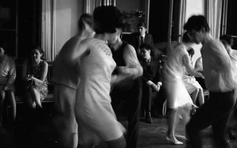 Выпускники московской школы № 135. Танцы., 1967 год, г. Москва. Выставка «Молодежь 1960-х» с этой фотографией.