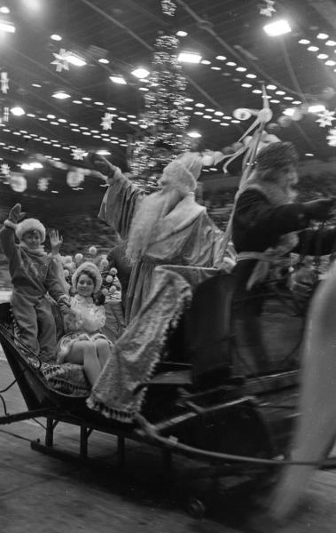 Новогоднее представление «Елка дружбы» во Дворце спорта в Лужниках, 1 декабря 1958 - 31 января 1959, г. Москва. Видео «Дед Мороз» с этой фотографией.&nbsp;