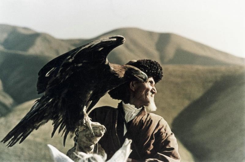 Охотник с беркутом, 1963 год, Казахская ССР. Выставки&nbsp;«Птицы»,&nbsp;«Дикие животные России» и&nbsp;видео «Лев Бородулин» с этой фотографией. 